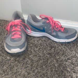 Nike Revolution 2 Grey Sneaker